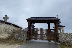 Biserica din piatra din Năeni 03