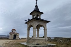 Biserica din piatra din Năeni 05