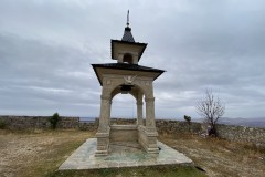Biserica din piatra din Năeni 06