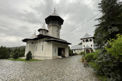 Mănăstirea Crișan 13