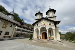 Mănăstirea Cucuiș 24