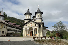 Mănăstirea Cucuiș 32