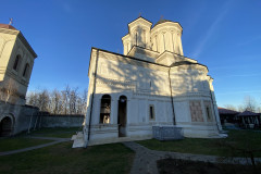 Mănăstirea Gura Motrului 38