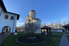 Mănăstirea Gura Motrului 40