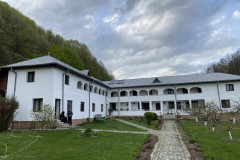 Mânăstirea Logreşti 11