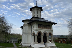 Mânăstirea Logreşti 12