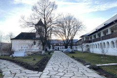 Mănăstirea Sfânta Treime Strehaia 09