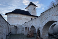 Mănăstirea Sfânta Treime Strehaia 18