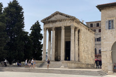 Templul lui Augustus și zeița Romei, Pula, Croatia 02
