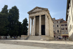 Templul lui Augustus și zeița Romei, Pula, Croatia 03