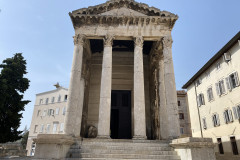 Templul lui Augustus și zeița Romei, Pula, Croatia 04