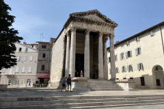 Templul lui Augustus și zeița Romei, Pula, Croatia 23
